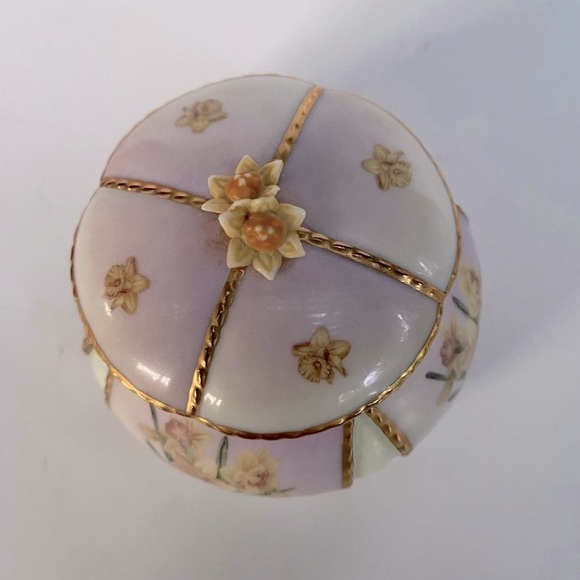 Vintage Ardleigh ElliottLena Liu’s Garden Treasures Daffodil Porcelain Music Box - Picture 2 of 4